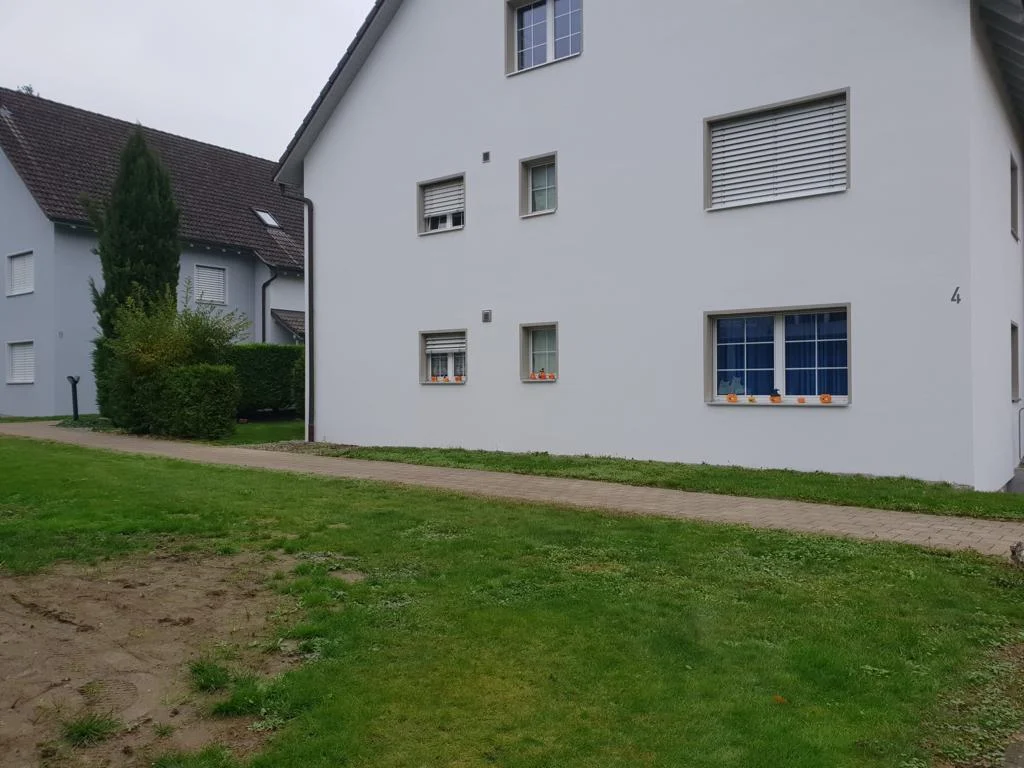 Weisse Hausfassade mit sorgfältig gestrichenen Fensterumrandungen