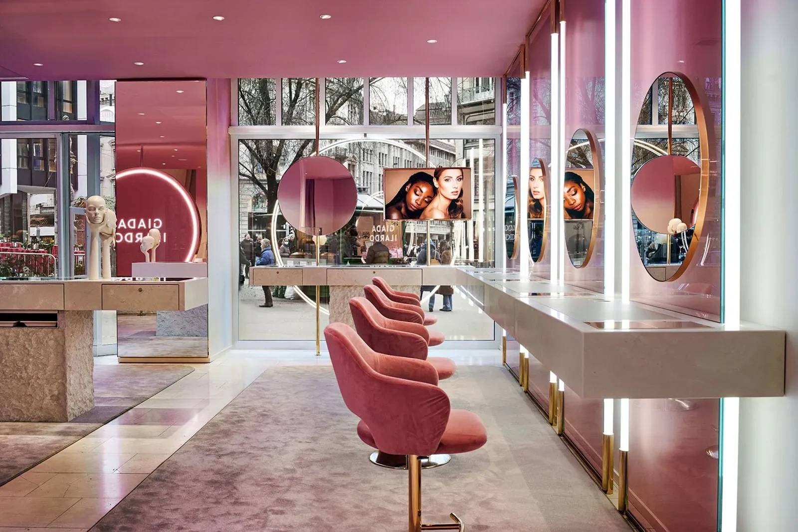Von Leo & Bucher gestalteter Salon mit rosafarbenen Wänden und Decke